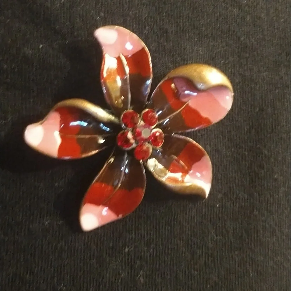 Enamel rhinestone brooch. - Picture 2 of 8
